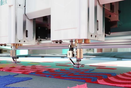 Macchina per ricamo a chenille a 1000 giri al minuto con 6 aghi 15 teste Macchina per ricamo automatico computerizzata