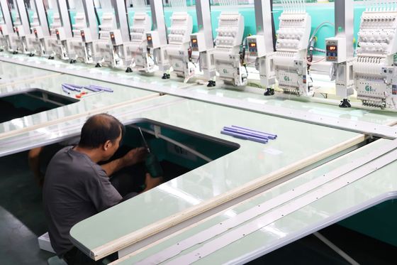 Macchina di ricamo computerizzata con sistema di taglio laser